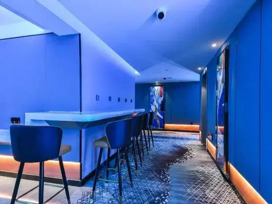 Ye and Chen e-sports Film Hotel (Train Station Tatan Branch)