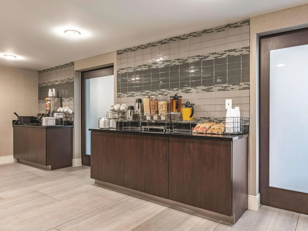 La Quinta Inn & Suites by Wyndham Portland DT Maine Med