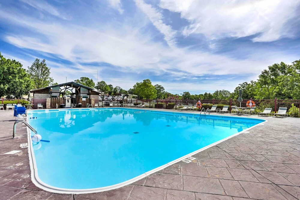 Family-friendly Condo ~ 3 Mi to Branson Landing