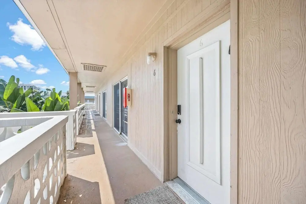 The Diplomat- 2 Bed Condo-3 Minute Walk to Beach!