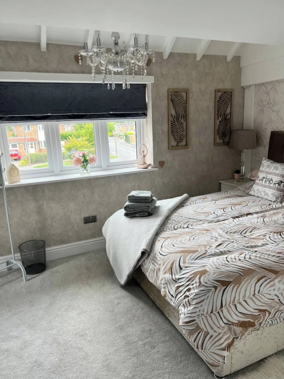 Staysolihull, Large Spacious Corner House,