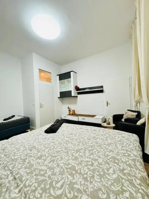 5BR Apartment Near Matzleinsdorfer