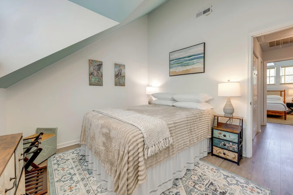 Walk to Eats & Drinks! Stylish Murrells Inlet Stay