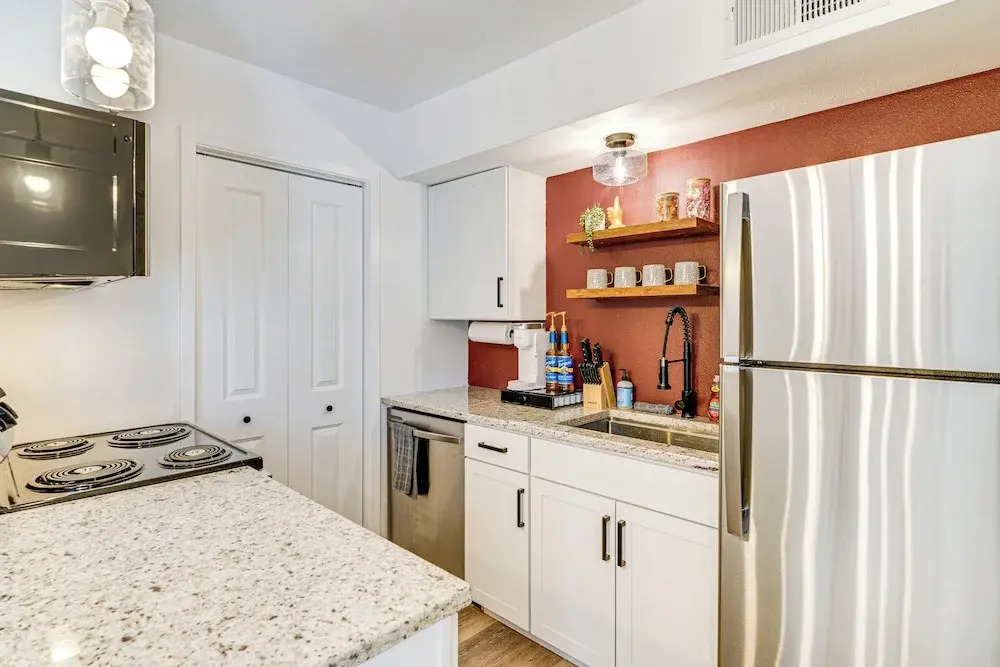 Convenient Bryan Townhome w/ Patio < 3 Mi to A&m!