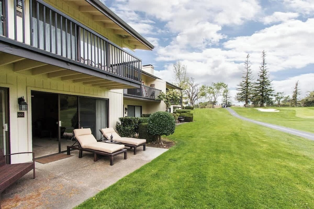 Luxe Golf View Condo Prime Napa Location