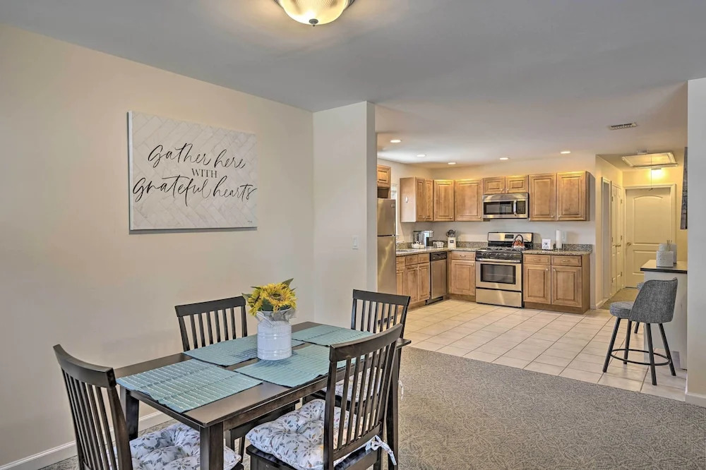 Glen Cove Home: Walk to Boardwalk + Dining!