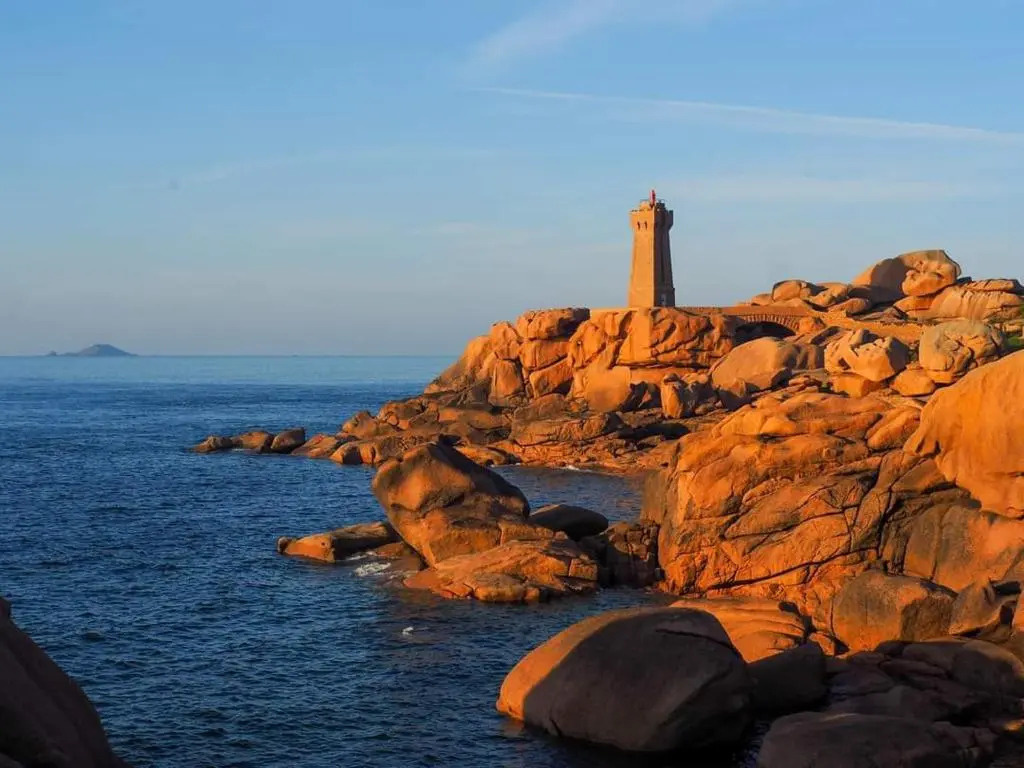 studio exposé plein sud vu sur le port de plaisance
