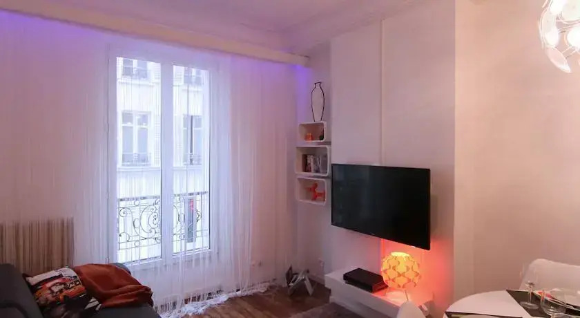 Champs-Elysées Design Apartment
