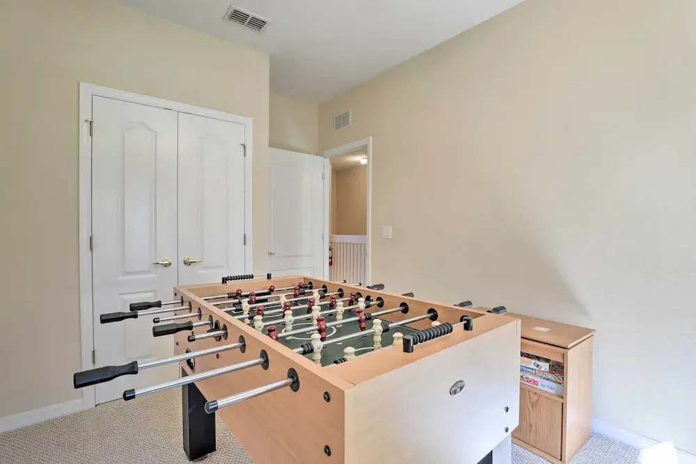 6 Mi to Wdw: Family-friendly Townhome w/ Foosball!