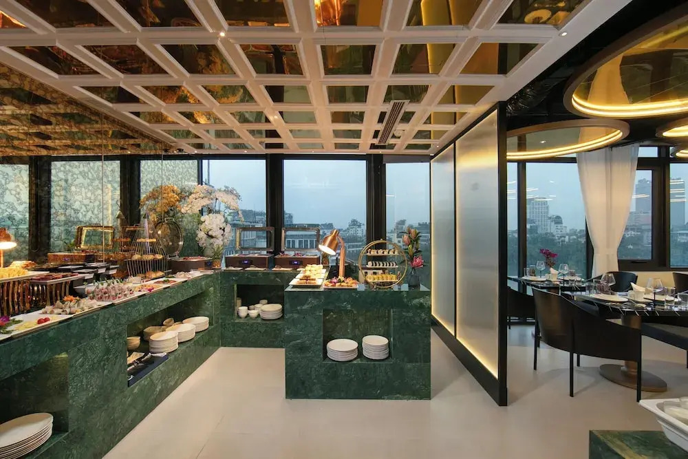 Le Premier Hotel & Rooftop Bar