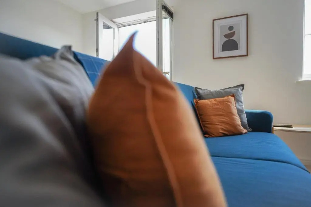 Rowsby Court - Stylish Apartment with Private Parking
