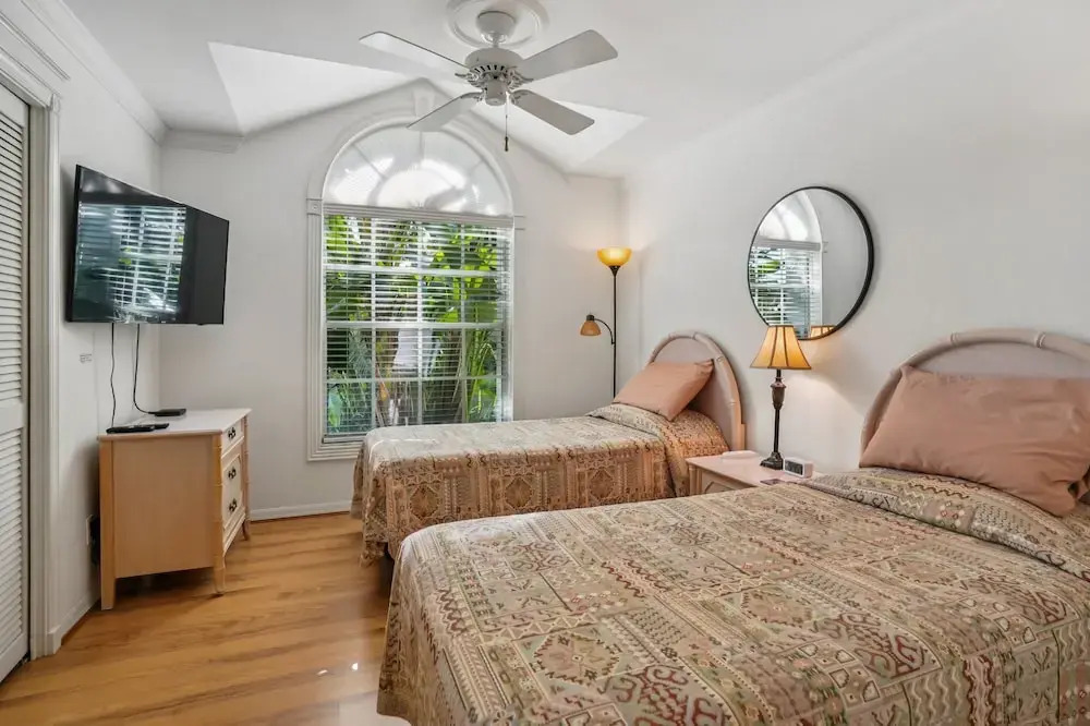 Relaxed Tropical Retreat 5 Miles To Beach 3 Bedroom Home