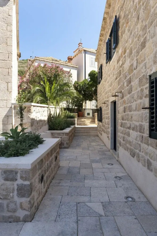Sea Rocks Residence