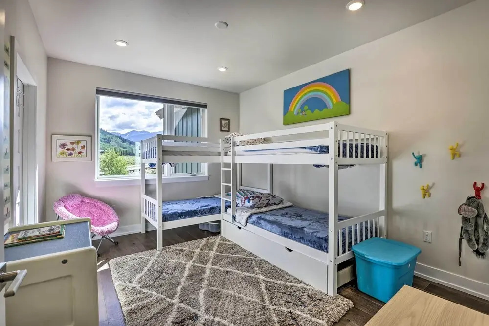 Walk to Lifts: Condo w/ Mtn Views in Keystone!