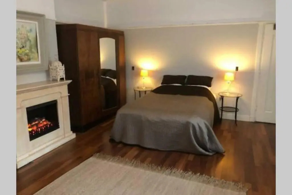 Vrijstaande rietgedekte villa nabij uitvalswegen