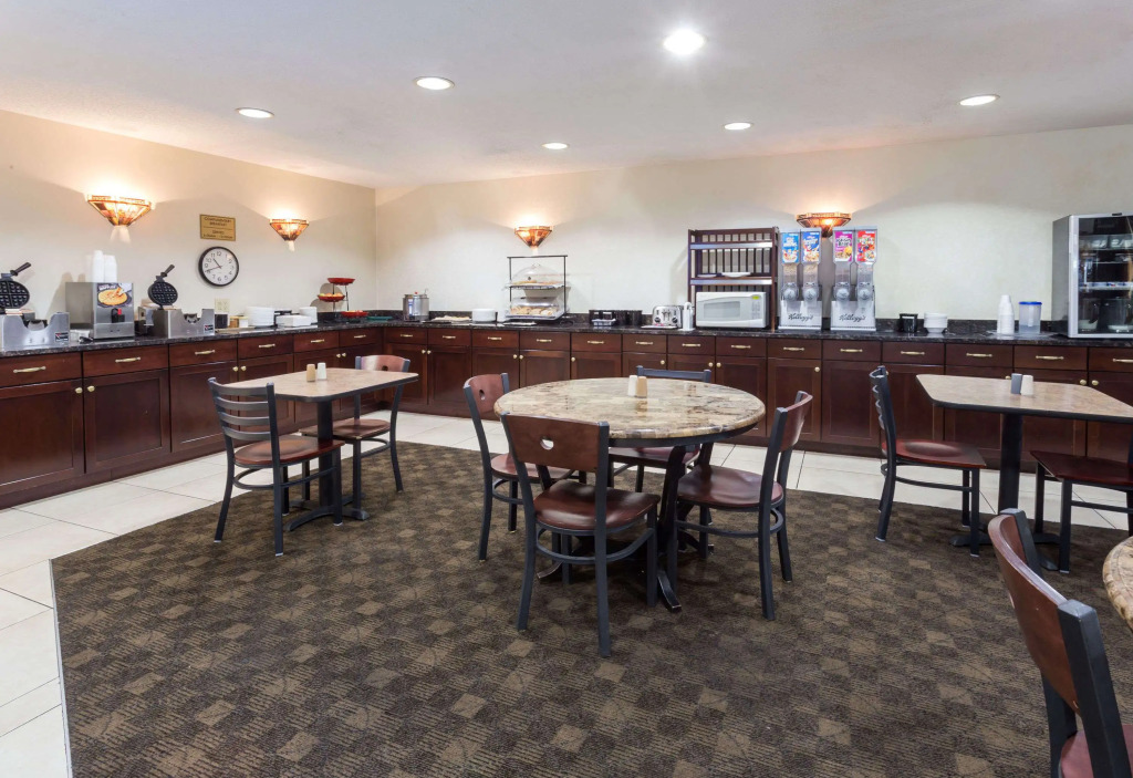 Ramada by Wyndham Bettendorf