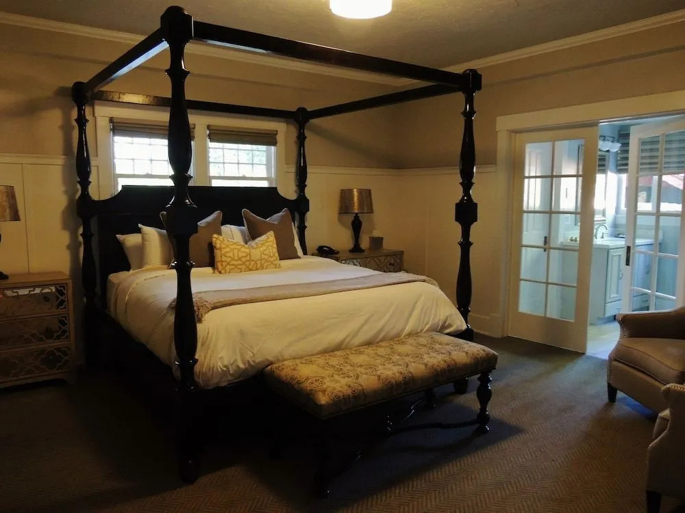 Huff House Inn and Cabins