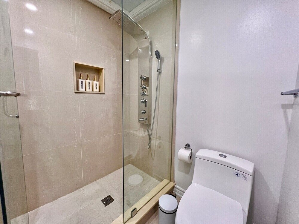 Cozy Home Near Transit & Hillcrest Mall with Free Parking