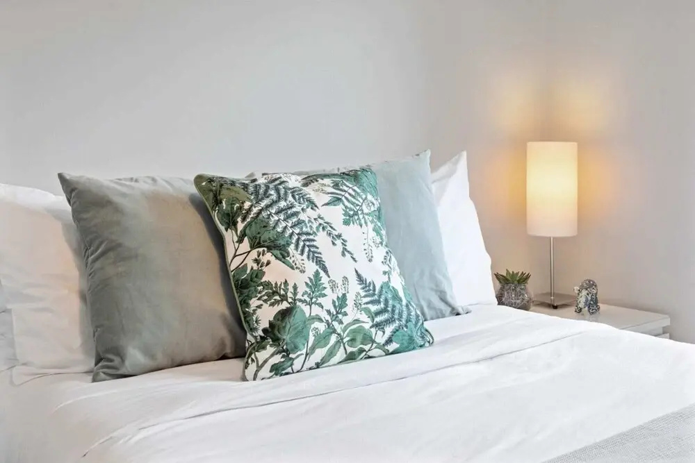 Lovely 2 Bed Apartment w Balcony nr River Thames