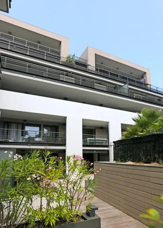 NEW Modern 1BR Apt/Terrace/Parking/Beside Beach