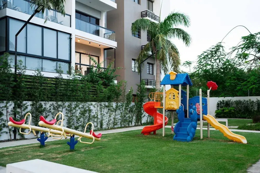 Dream Stay - Pool & Gym - 10min Airport & Homs