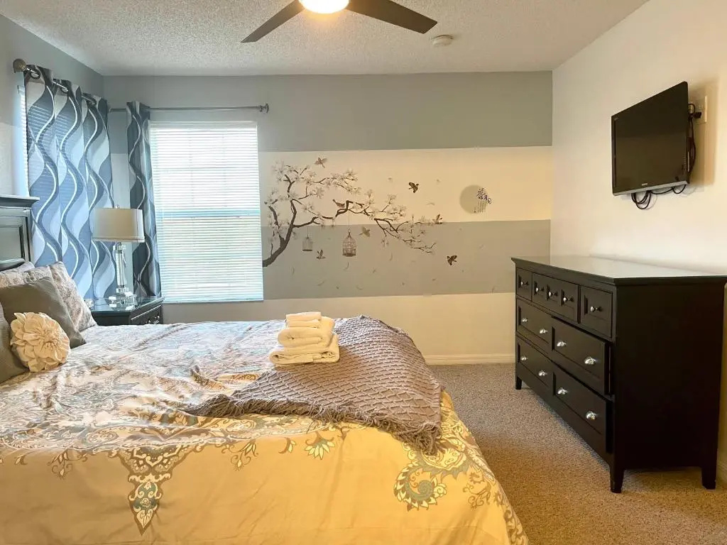 Disney Dream with Hot Tub, Pool, Xbox, Games Room, Lakeview, 10 min to Disney, Clubhouse