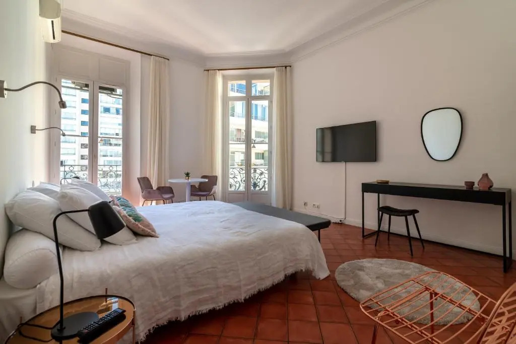 La Guitare 23 - Large Modern Studio with Balcony in Center of Cannes, Just Behind Grand Hotel