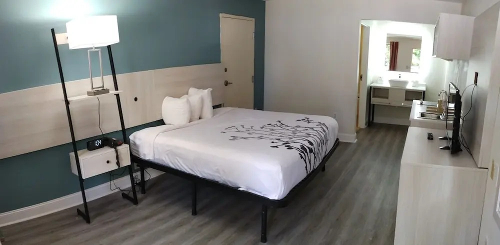 Magnolia Inn Extended Stay of Kingsland - New 2025 - Book a Kitchen Room - 12 Noon Check Out - 4K Black Beds - Saltwater-Mineral Pool open until 4AM - 24-7 Front Desk - LUXE Coffee Bar Award Winning Inn - Save by phone - 912-576-4777