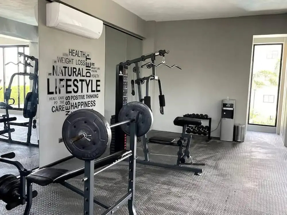 Dream Stay - Pool & Gym - 10min Airport & Homs