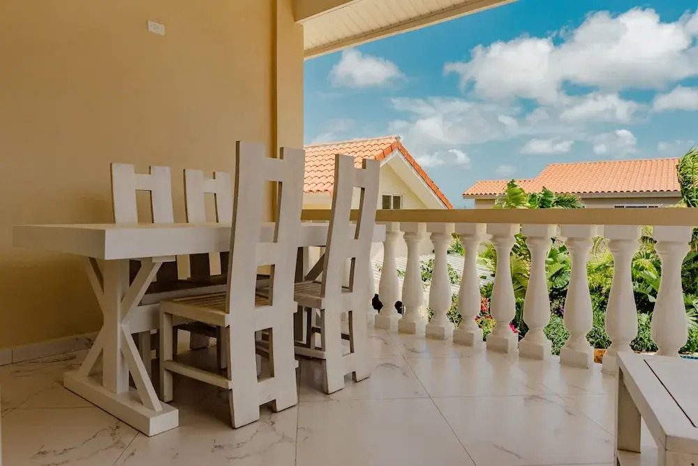 Elegant 2-bedroom Apartment 2 km From Eagle Beach