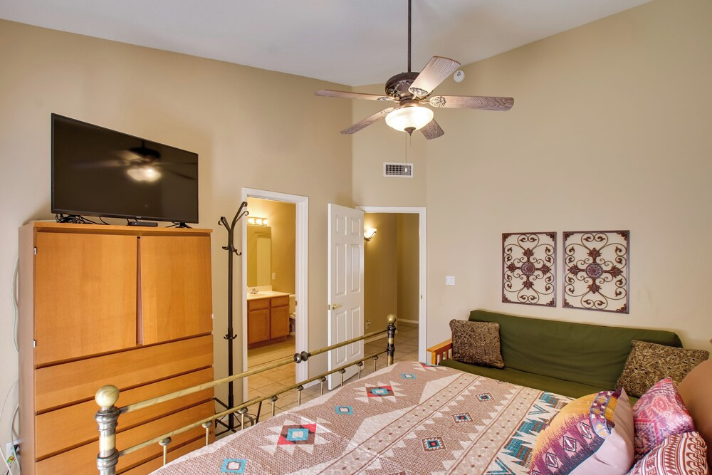 7 Mi to Mill Ave: Bbq-ready Mesa Townhouse