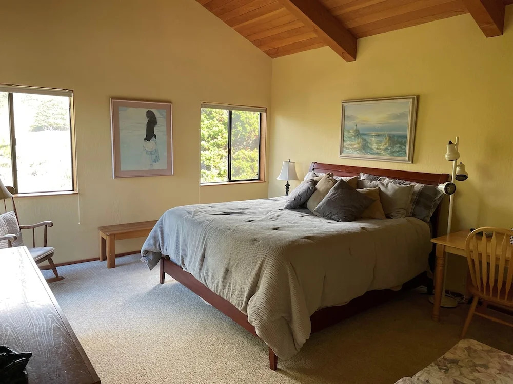 Viglione Fireplace, Hot Tub, & Ocean Views