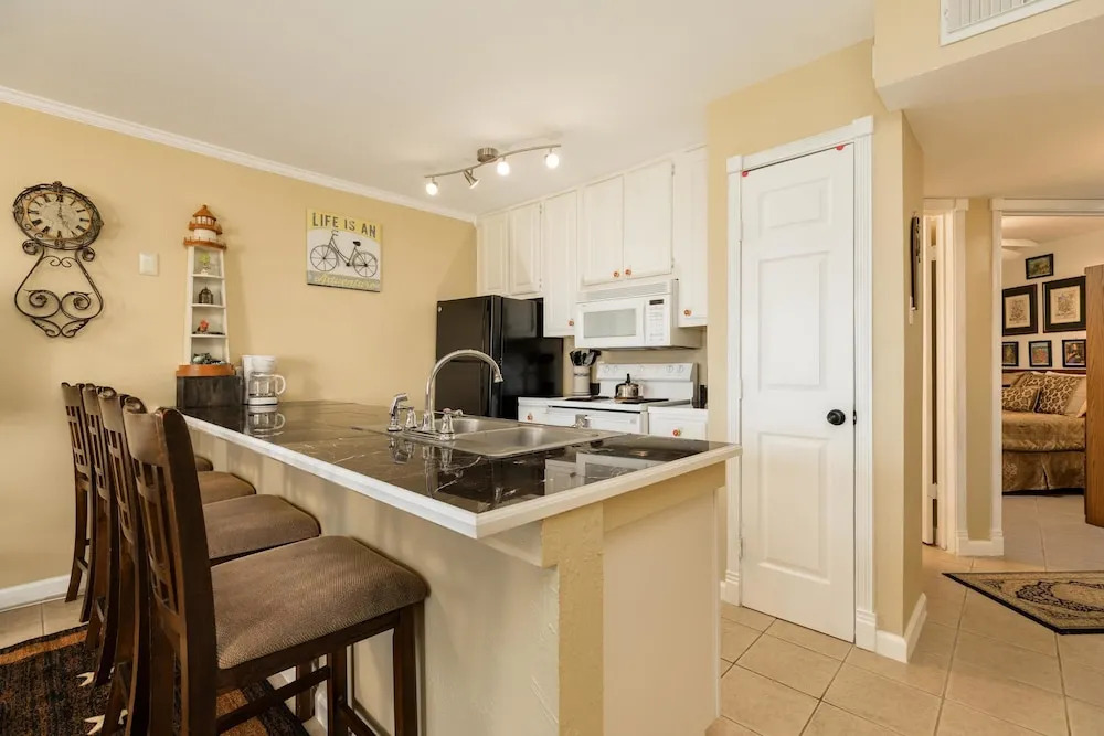 Maravilla Condos - Anchors Away