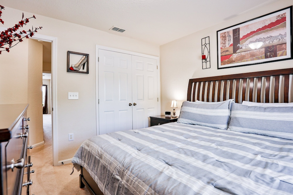 Delightful Lakefront Townhome With Pool, Volleyball, Fast Wifi & AC