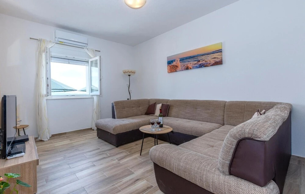 Nice Home in Podstrana With Wifi and 2 Bedrooms