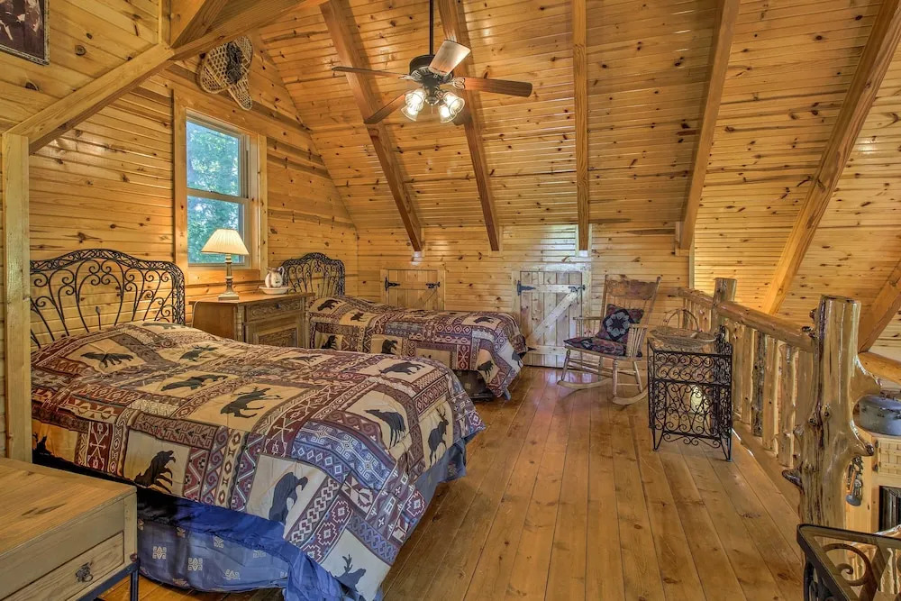 Hot Tub & Fireplace! Macks Creek Cabin on 30 Acres