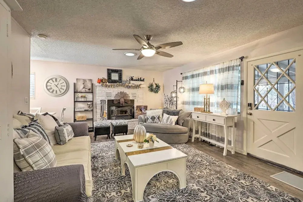 Renovated Cottage w/ Fire Pit in Munds Park!
