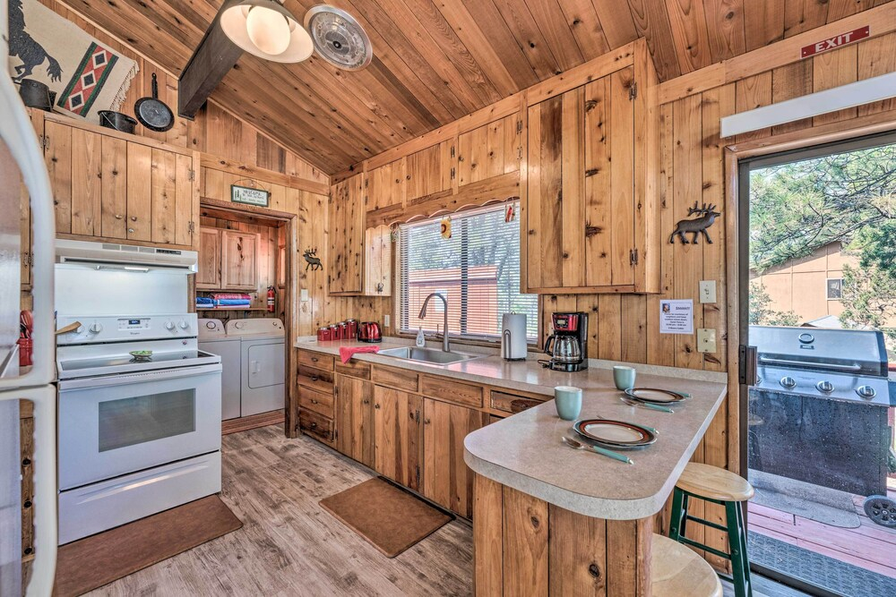 Quiet Retreat w/ Hot Tub - 16 Miles to Ski Apache!