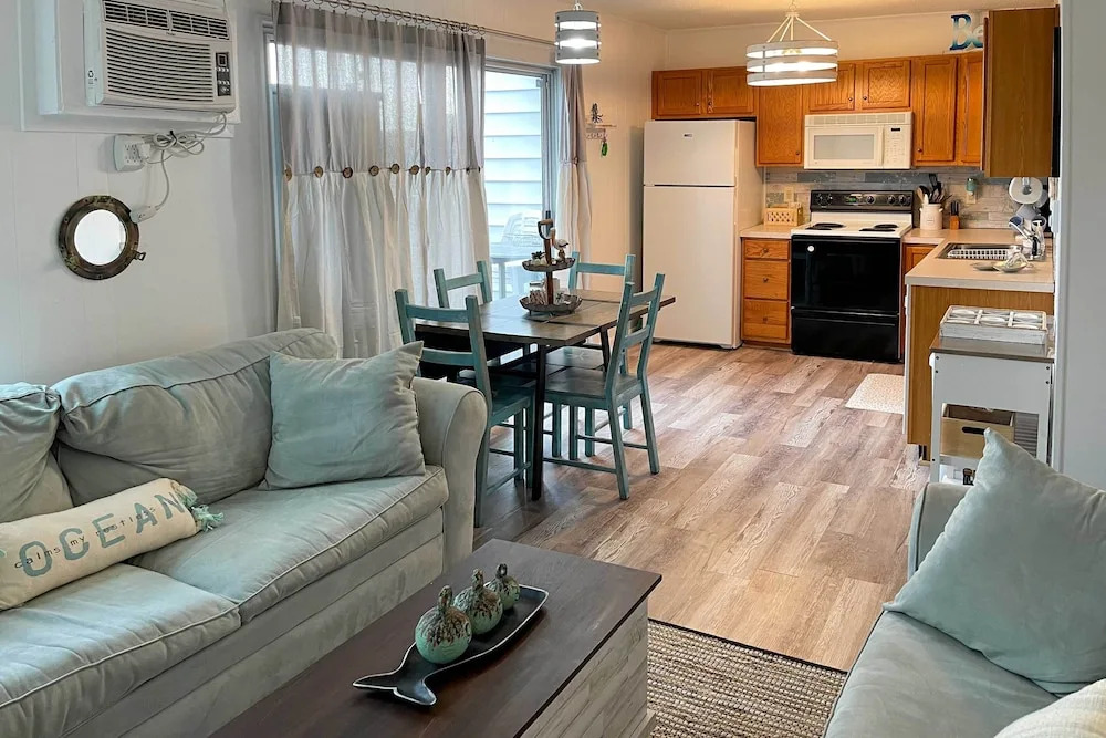 Walk to Pool & Beach! Family Condo in Ocean City