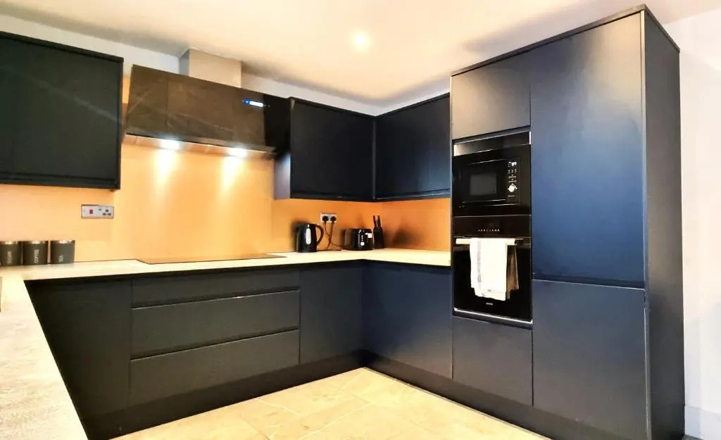 Spacious 6 Bedroom House, 4 Bathrooms, Central, 2 Parking Spaces