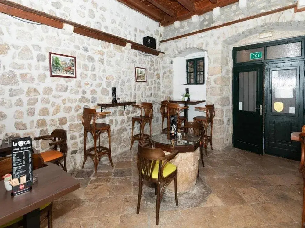 Lav Hostel & Café
