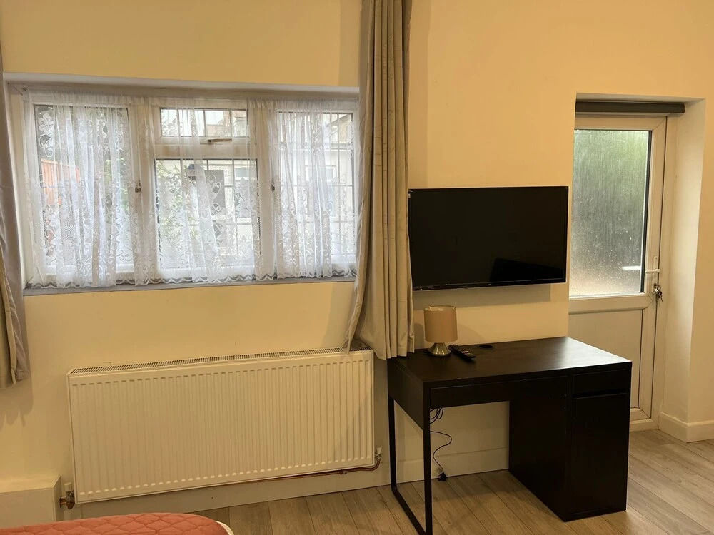 Remarkable 2-bed Apartment in Ilford, London