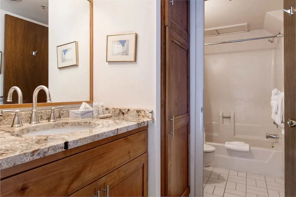 1491 Woodside Avenue Condo Unit 303A - 1 Br condo by RedAwning