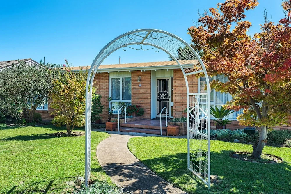 8th Tee - Retro Vibes Peacefully Tucked Away