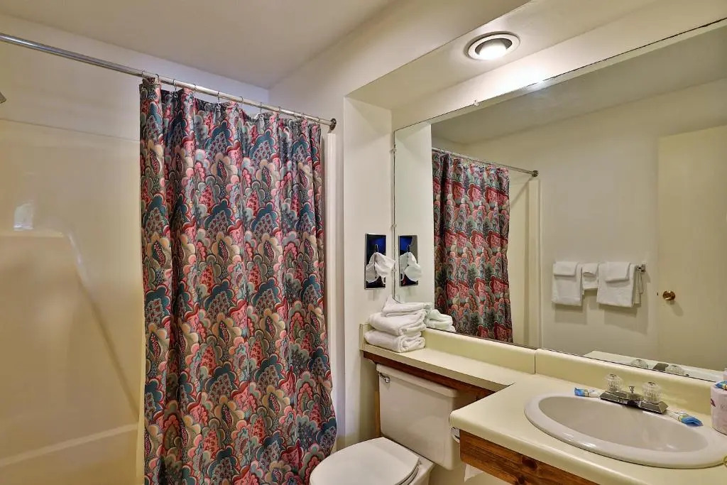Cedarbrook Queen Suite 103