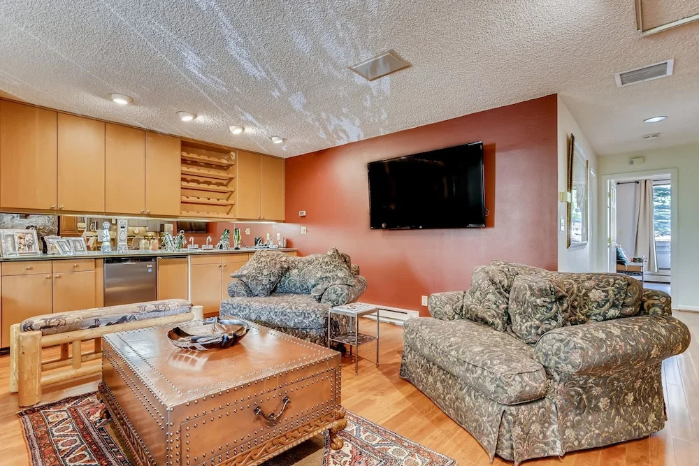 New Listing! Apres-ski Dream - Walk To Gondolas 4 Bedroom Condo