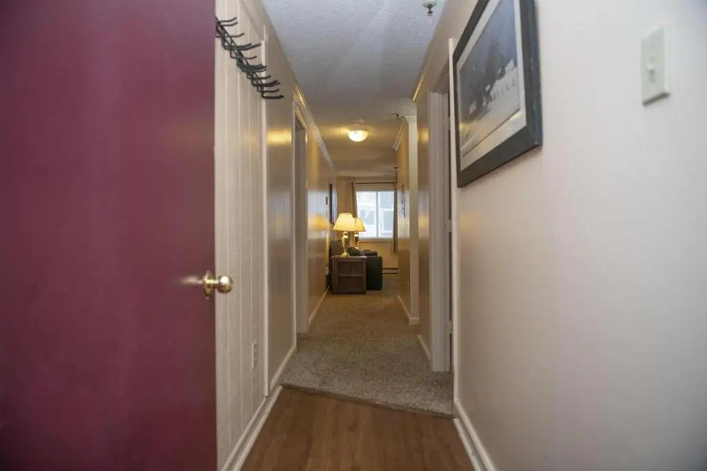 Stroll to Slopes, Village Area, Ski in-out MtLodge 304