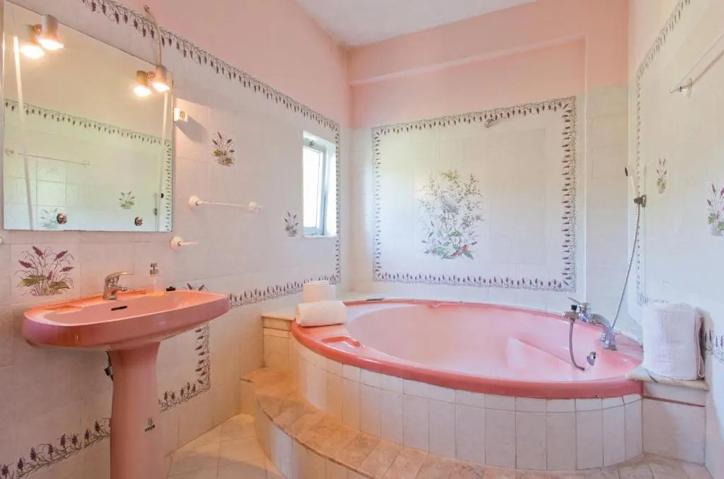 Spacious Retreat with Prime Location, Private pool, snooker, free AC Wifi
