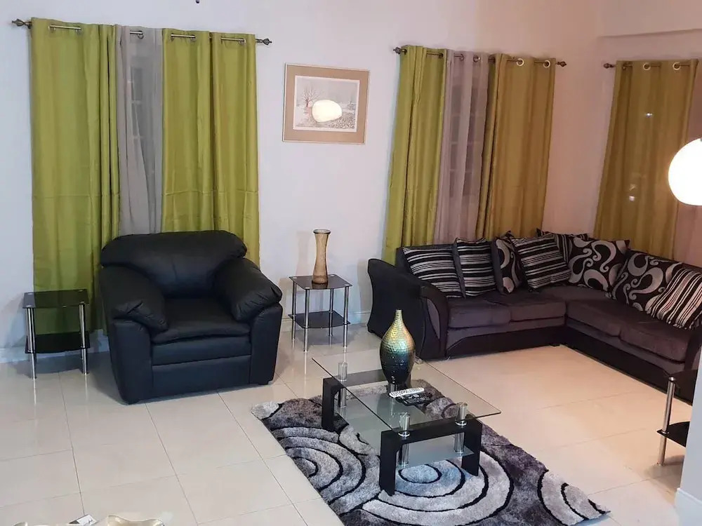 Apartment Sleeps 4 With En-suite Bathrooms
