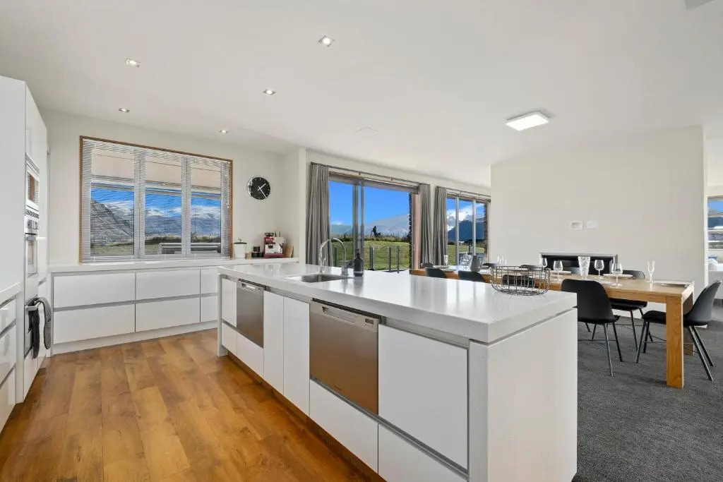 Infinity Views - Modern Wanaka Holiday Home